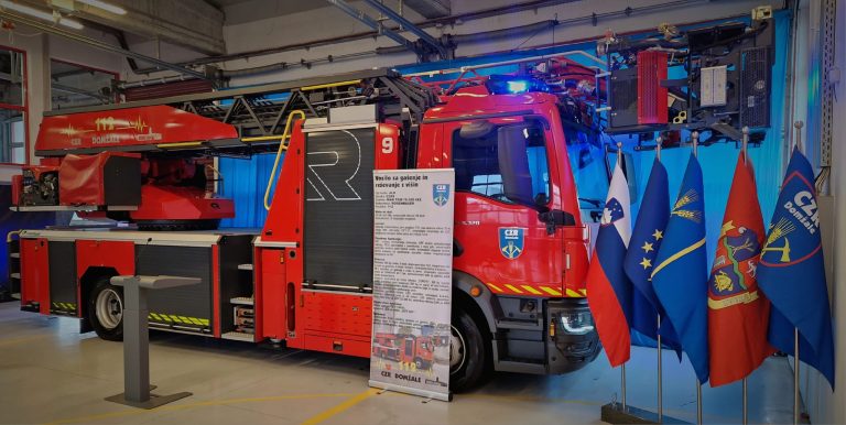 Slavnostni prevzem novega gasilskega vozila za gašenje in reševanje z višin