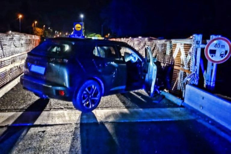 Prometna nesreča na montažnem mostu na Viru