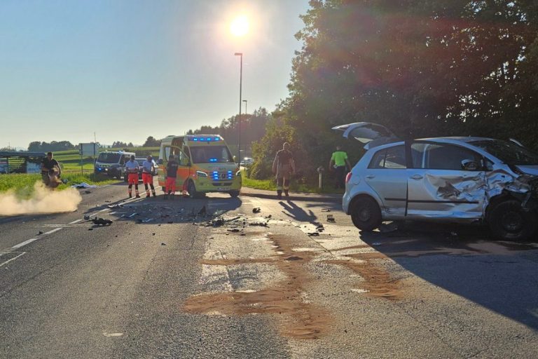 Trk motorista v osebno vozilo pri Studencu