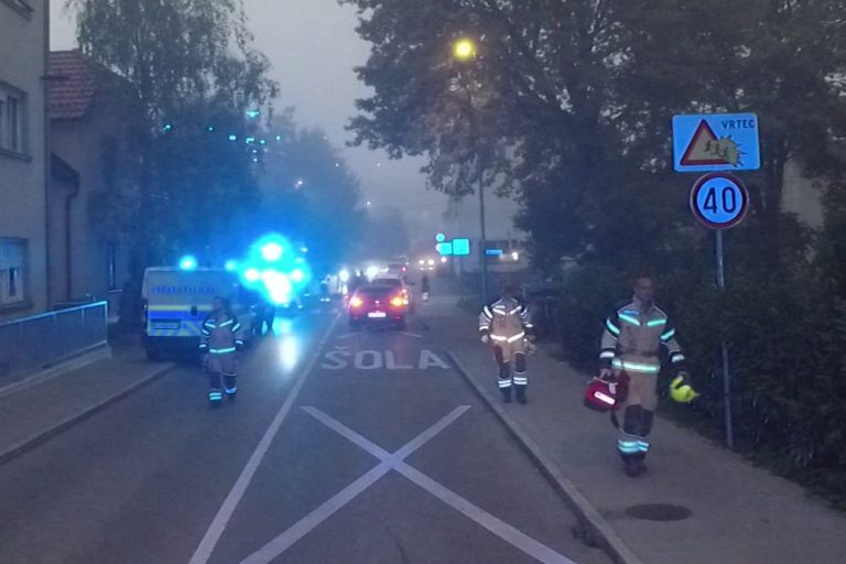 V nesreči v Domžalah poškodovana kolesarka