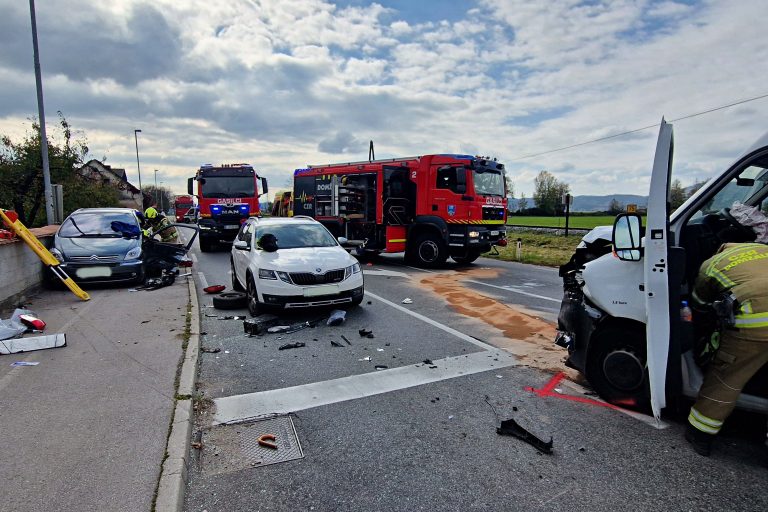 Trk kombiniranega v osebno vozilo v Jaršah
