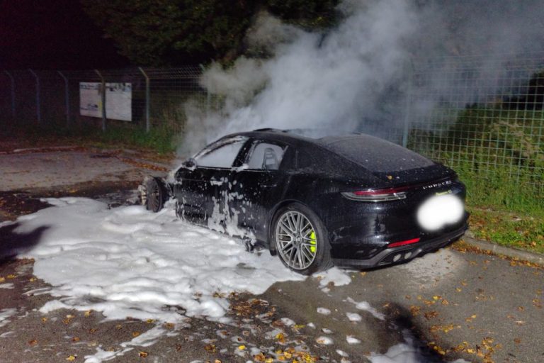 Požar vozila na parkirišču v Domžalah